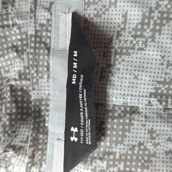 Under Armour Lightweight Hooded Windbreaker - Picture 4 of 6